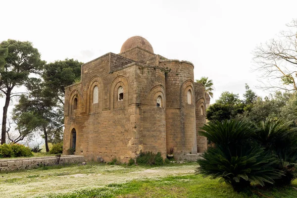 İtalya 'nın Trapani ilindeki Castelvetrano kentinde Kilisenin Dini Mimarı Kutsal Delia Üçlemesi (Chiesa Santissima Trinita di Delia).