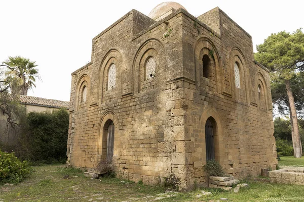 İtalya 'nın Trapani ilindeki Castelvetrano kentinde Kilisenin Dini Mimarı Kutsal Delia Üçlemesi (Chiesa Santissima Trinita di Delia).