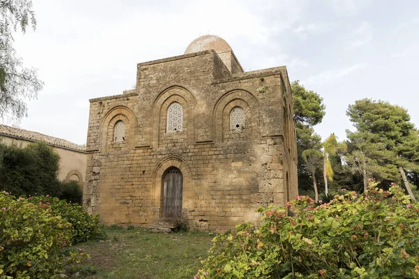 İtalya 'nın Trapani ilindeki Castelvetrano kentinde Kilisenin Dini Mimarı Kutsal Delia Üçlemesi (Chiesa Santissima Trinita di Delia).