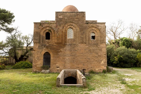 İtalya 'nın Trapani ilindeki Castelvetrano kentinde Kilisenin Dini Mimarı Kutsal Delia Üçlemesi (Chiesa Santissima Trinita di Delia).