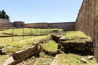 Enna, Sicilya, İtalya 'daki Lombardiya Kalesi' nin (Castello di Lombardia) mimari manzaraları.
