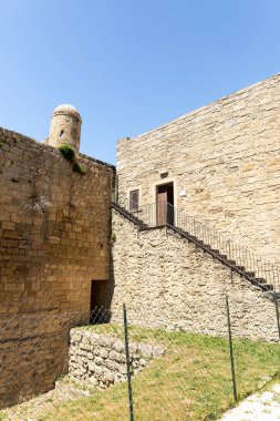 Enna, Sicilya, İtalya 'daki Lombardiya Kalesi' nin (Castello di Lombardia) mimari manzaraları.