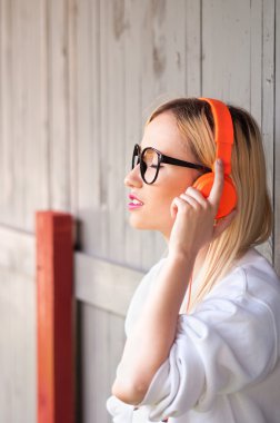 müzik rahatlatıcı, turuncu kulaklıklar, sokak çekimi, müzik enerji, yaşam tarzı, Avrupa ya da Amerikan tarzı, müzik, keyfi kız kız açık ses, gün ışığı, açık havada