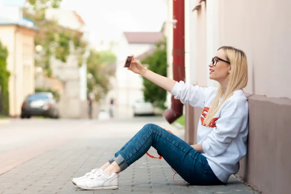 Jovem beleza americana menina fazer selfie, modelo de moda, menina bonita, retrato ao ar livre, hipster, lábios vermelhos, maquiagem, foto de rua de beleza, ao ar livre — Fotografia de Stock