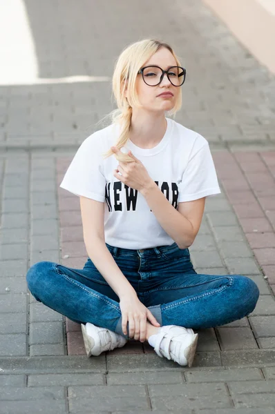 Outdoor portrait of young stylish hipster girl. American, blonde, beautiful smile, white teeth, sunglasses, New York, happiness, relax, enjoy summer — Stock Photo, Image