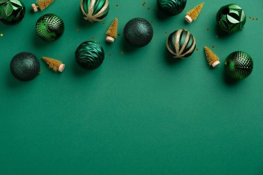 Noel aralığı. Topları ve altın Noel ağacı süslemeleri olan yeşil Xmas arka planı. Pankart modeli, tebrik kartı şablonu. Düz konum, üst görünüm, kopyalama alanı