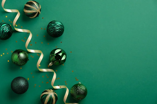 Tło Świąteczne Zielonymi Bombkami Złotą Wstążką Kartka Świąteczna Makieta Banerowa — Zdjęcie stockowe