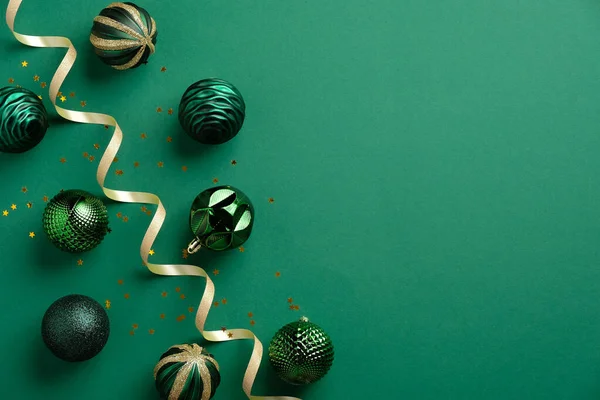 Fondo Navideño Con Adornos Verdes Cinta Dorada Tarjeta Felicitación Navidad — Foto de Stock