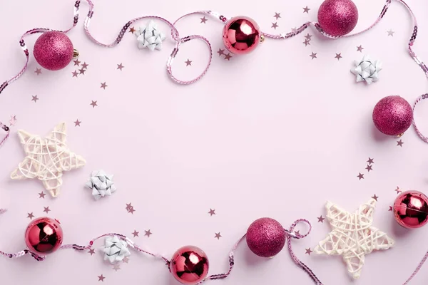 Різдвяна Рамка Прикрас Зірок Конфетті Стрічки Рожевому Фоні Плоский Простір — стокове фото