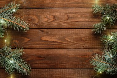 Noel ağacı dalları ahşap arka planda süslenmiş çelenkler. Noel kartı şablonu, Yeni Yıl tebrik kartı tasarımı, afiş modeli.