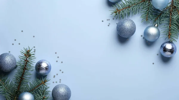 Modré Vánoční Pozadí Borovicemi Větve Zdobené Koule Modrém Pozadí Okraj — Stock fotografie