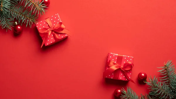 Karácsonyi Kompozíció Ajándékdobozok Karácsonyi Dekorációk Fenyő Ágak Piros Háttérrel Lapos — Stock Fotó