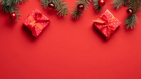 Caixas Presente Natal Ramos Abeto Bolas Decoradas Fundo Vermelho Natal — Fotografia de Stock