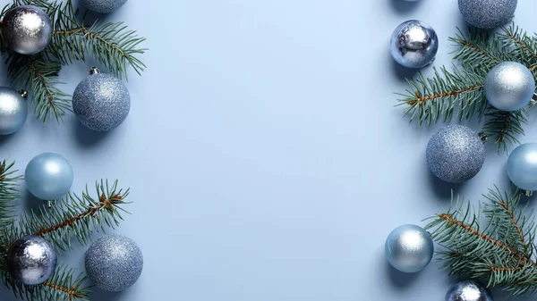 Голубой Рождественский Фон Украшением Еловыми Ветвями Сверкающими Шарами Новогодняя Рамка — стоковое фото
