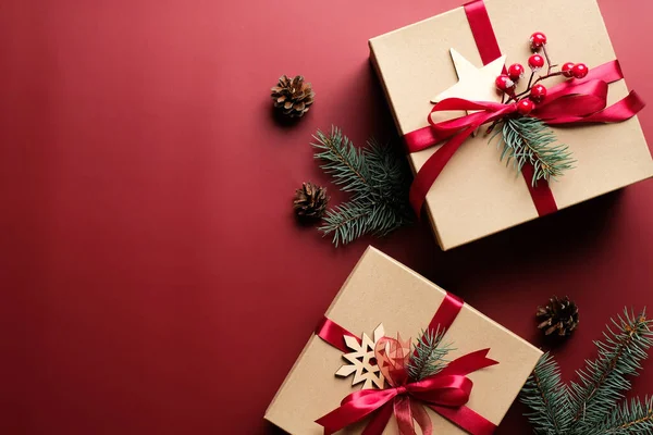 Vintage Weihnachtsgeschenkboxen Und Tannenzweige Auf Marsala Rotem Hintergrund Weihnachtskarte Weihnachten — Stockfoto