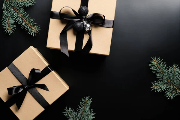 Cajas Regalo Navidad Con Lazo Cinta Ramas Abeto Sobre Fondo — Foto de Stock