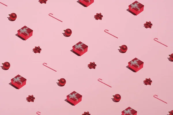Weihnachtsmuster Aus Roten Geschenkschachteln Zuckerstangen Dekorationen Kugeln Auf Rosa Hintergrund — Stockfoto