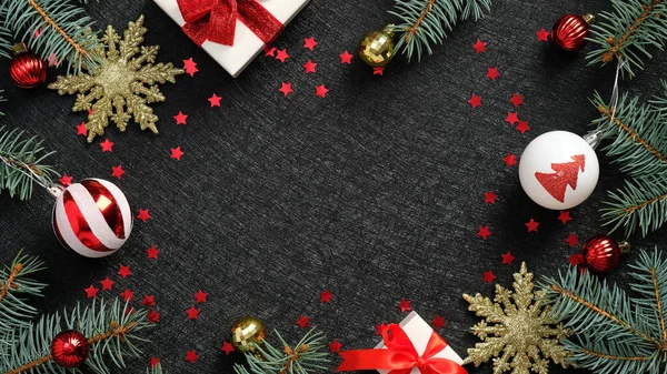 Elegante Composição Natal Flat Lay Com Bolas Brancas Vermelhas Caixas — Fotografia de Stock