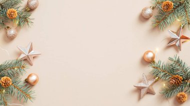 Noel aralığı. Xmas ağacı dalları bej arka planda altın yıldızları ve topları süslemiştir. Düz konum, üst görünüm, kopyalama alanı. Noel afişi modeli, poster şablonu.