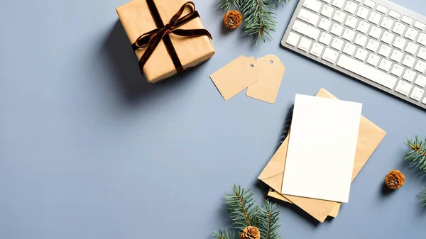 Gezellige Winter Werkruimte Achtergrond Flat Lay Geschenkdoos Toetsenbord Blanco Papieren — Stockfoto