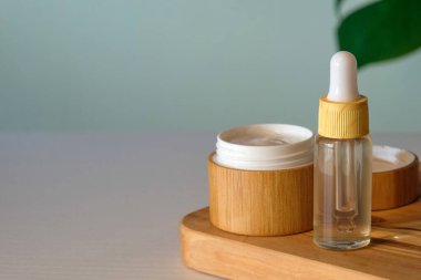 Doğal kozmetik ürünleri seti çevre dostu bambu şişesi ve kavanozda. Organik nemlendirici krem ve losyon. Cilt bakımı, güzellik tedavisi.