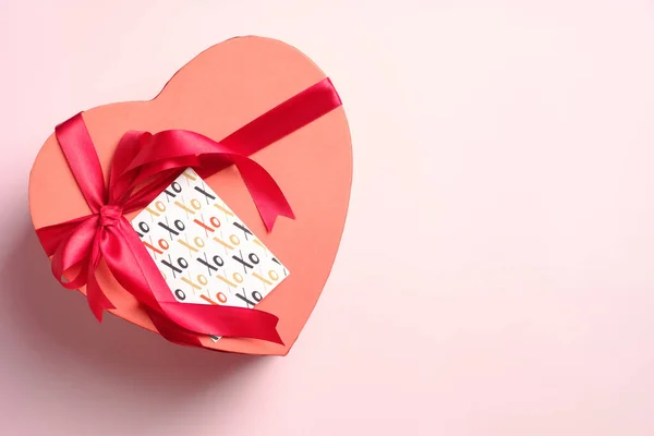 Caja Roja Forma Corazón Con Lazo Cinta Tarjeta Felicitación Sobre — Foto de Stock