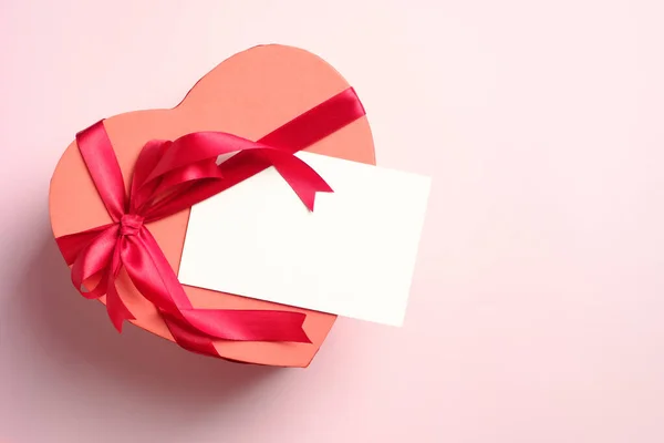 모양의 박스에 리본과 카드가 분홍색 배경에 평평하고 보이는 것이죠 발렌타인 — 스톡 사진