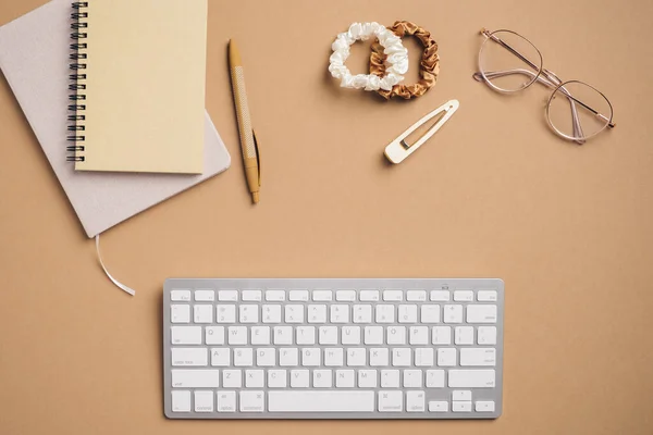 Elégant Lieu Travail Féminin Table Bureau Moderne Avec Clavier Ordinateur — Photo