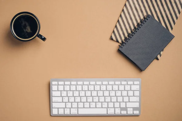 Modern Bureau Tafel Met Computer Toetsenbord Papieren Notitieboekje Kopje Koffie — Stockfoto