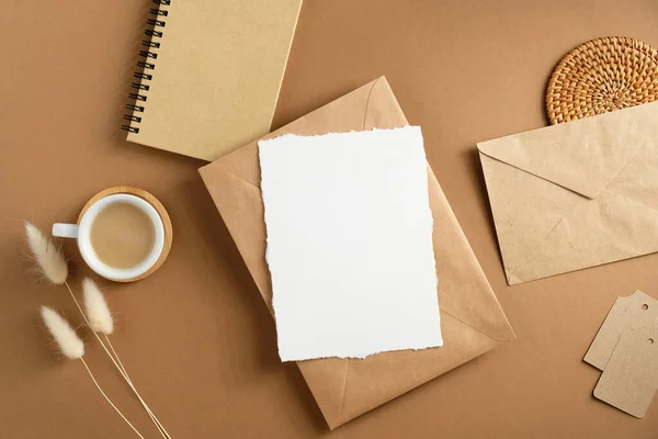 Blanco Papieren Kaart Enveloppe Model Bruine Tafel Met Kopje Koffie — Stockfoto