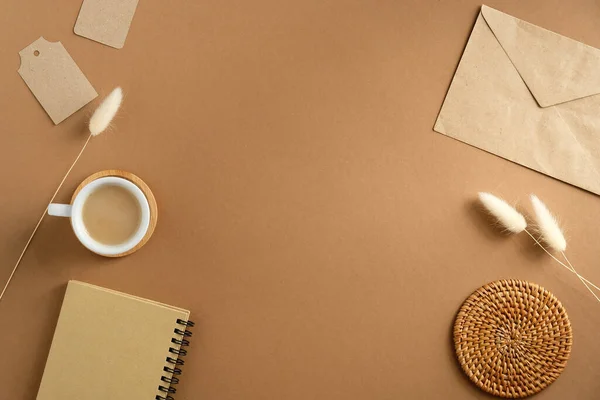 Elegante Vrouwelijke Werkruimte Met Kopje Koffie Papieren Envelop Notitieboekje Droge — Stockfoto