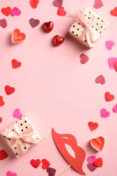 발렌틴 로맨틱 흉내를 플랫은 분홍색 장식으로 구성되어 — 스톡 사진