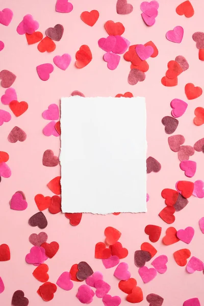 ハッピーバレンタインデーのコンセプト ピンクの背景に空の紙のカードと心 バレンタインデーグリーティングカードモックアップ ギフト券またはロマンチックな結婚式招待状のデザイン — ストック写真