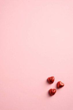 Minimalist Sevgililer Günü geçmişi ve kalp şeklinde şekerler. Kopyalama alanı olan üst görünüm. Dikey afiş, broşür, poster modeli