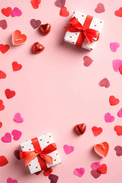 情人节旗帜模板与礼物和心脏粉红背景 带有复制空间的顶部视图 浪漫的概念 — 图库照片