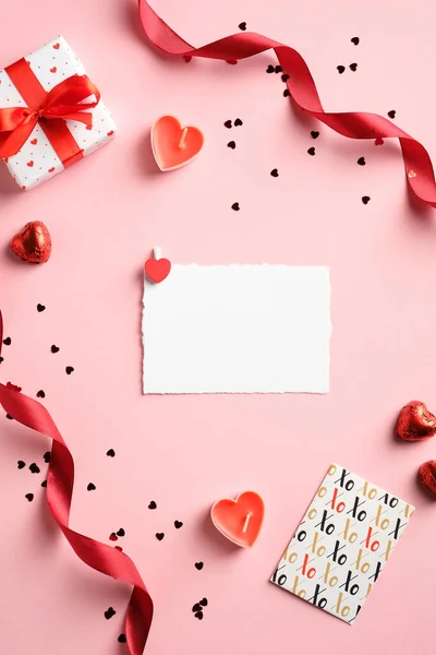 Diseño Creativo Del Día San Valentín Con Tarjeta Papel Blanco — Foto de Stock