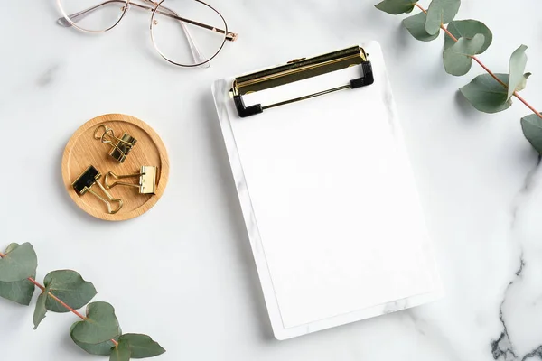 Mesa Escritorio Mármol Con Portapapeles Suministros Hojas Eucalipto Elegante Vista —  Fotos de Stock