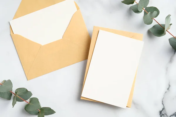 Craft Paper Envelopes Blank Greeting Cards Mockups Eucalyptus Leaves Marble — Foto de Stock