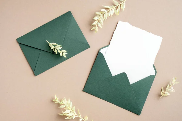 Boda Invitan Maqueta Sobre Verde Con Hojas Secas Sobre Fondo — Foto de Stock