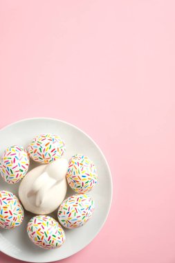 Mutlu Paskalya dikey afişleri. Pembe arka planda renkli Paskalya yumurtaları. Düz yerde, üst tarafta. Asgari biçim.