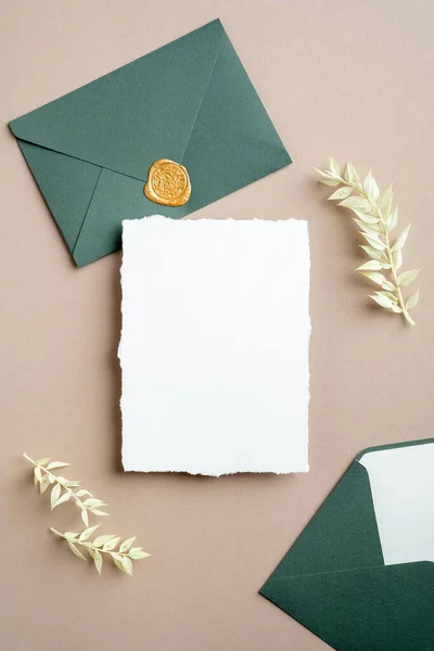 Set Papelería Boda Blanca Verde Tarjeta Felicitación Blanco Sobre Artesanal — Foto de Stock