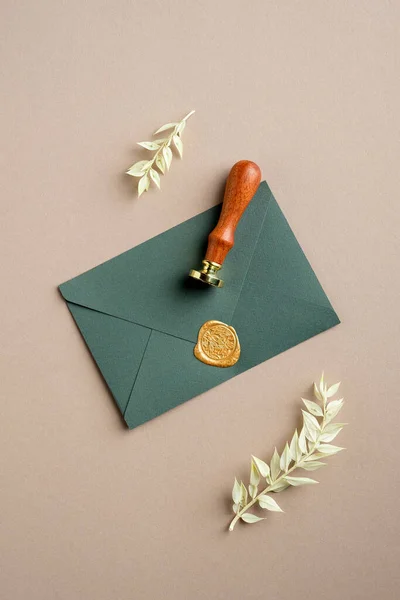 Enveloppe Papier Vert Avec Timbre Cire Feuilles Séchées Sur Fond — Photo