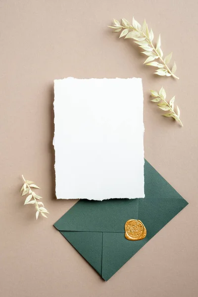 Huwelijkgegevens Kaart Sjabloon Blanco Papieren Kaart Groene Envelop Met Gedroogde — Stockfoto