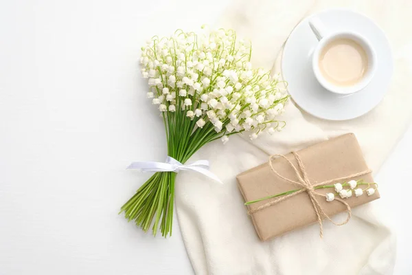 Κούπα Καφέ Μπουκέτο Λουλούδια Κρίνο Της Κοιλάδας Κουτί Δώρου Λευκό — Φωτογραφία Αρχείου