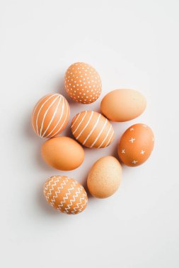 Beyaz arka planda modern Paskalya yumurtaları. Düz yerde, üst tarafta. Basit, kuzeyli tarzı.