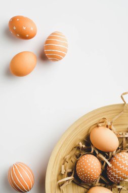 Beyaz arka planda basit çizgili ve benekli Paskalya yumurtaları. Düz konum, üst görünüm, kopyalama alanı. Mutlu Paskalyalar.
