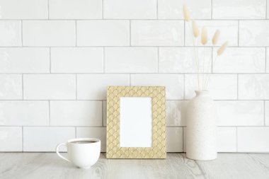 Eski resim çerçevesi maketi, kurumuş çiçek vazosu, ahşap masada bir fincan kahve. İskandinav usulü, İskandinav usulü kahvaltı..