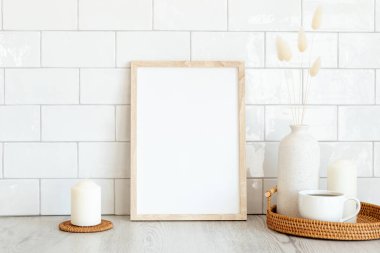 İskandinav tarzı oturma odasının içini tasarla çerçeve modeli, vazo dolusu kuru çiçek, mumlar, bir kupa kahve. Modern ev dekorasyonu, Kuzey tarzı..