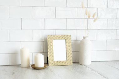 Altın çerçeve maketi ve ev dekorasyonu oturma odasının içindeki masada. İskandinav, İskandinav tarzı.