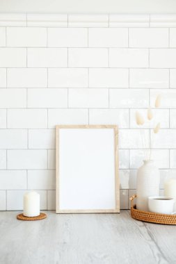 Resim çerçevesi maketi ve oturma odasındaki İskandinav ev dekorasyonu. Arka planda tuğlalar var. İskandinav tarzı natürmort.